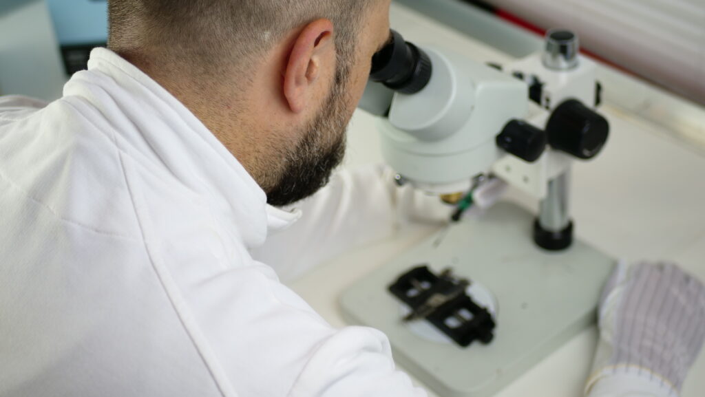 Techniker führt Fehleranalyse am Smartphone durch